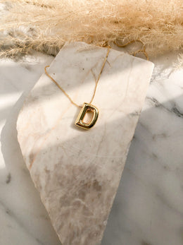 CADENA LETRA GLOBO DORADA